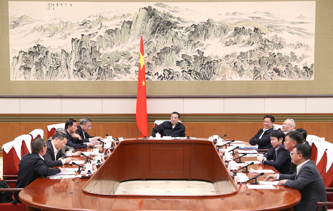 2019年11月12日，人生就是博手机版股份董事长温志芬等企业家代表出席经济局势专家和企业家座谈会并讲话。